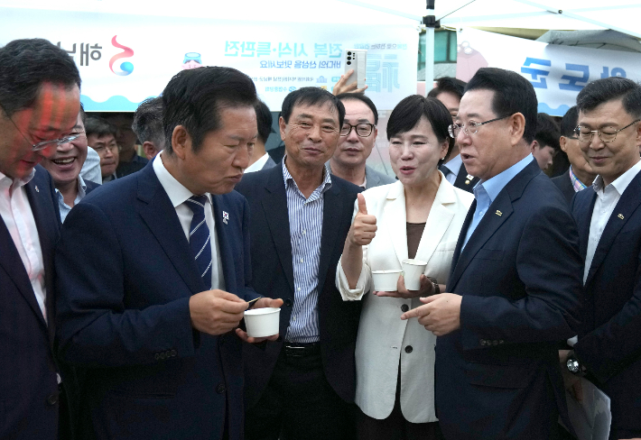 김영록 전라남도지사가 13일 오전 서울 국회 소통관 앞 광장에서 열린 '전복 소비촉진 판촉행사'에 참석해 주요 내빈들과 홍보부스를 둘러보며 정청래 더불어민주당 대표 등과 전복으로 만든 음식을 시식하고 있다. 전라남도 제공