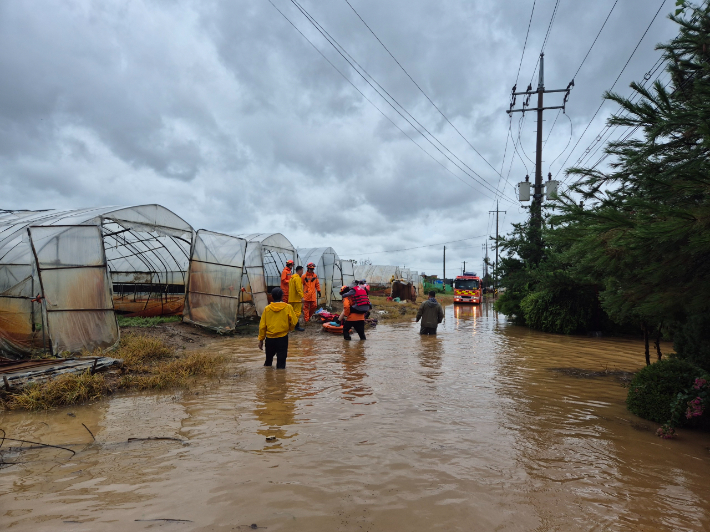13일 오후 1시 20분쯤 고양시 덕양구 내곡동의 한 비닐하우스에서 6명이 고립됐다가 구조됐다. 경기북부소방본부 제공