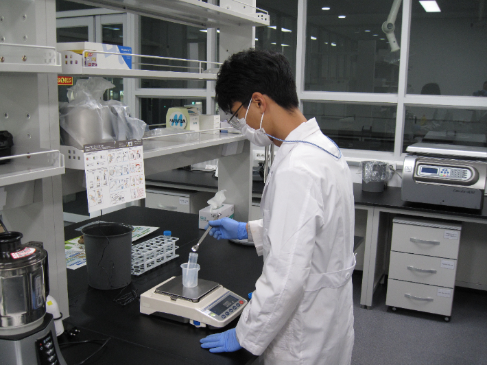 전주시농업기술센터 소속 직원이 연구 활동을 하고 있다. 전주시 제공