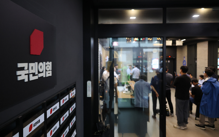 13일 김건희특검이 압수수색 중인 서울 여의도 국민의힘 당사에서 취재진이 대기하고 있다. 연합뉴스