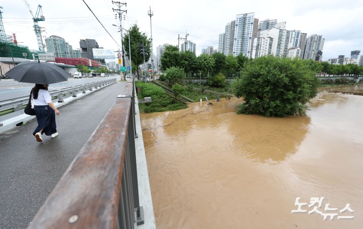 서울 곳곳에 호우주의보가 내린 13일 서울 서대문구 증산교 인근 불광천의 수위가 높아져있다.