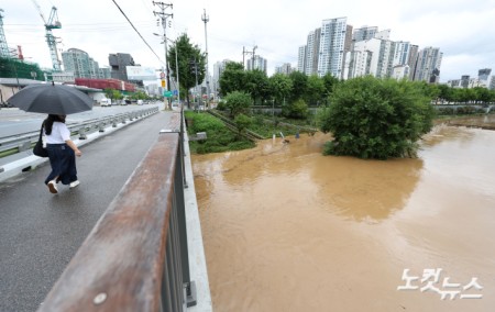 서울 곳곳에 호우주의보가 내린 13일 서울 서대문구 증산교 인근 불광천의 수위가 높아져있다.