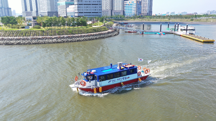 반달섬선착장을 출발한 안산호(도선)가 시화호 뱃길에서 시험운항을 진행하고 있다. 안산시 제공