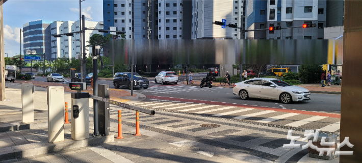 인천 검단지구 내 한 아파트 단지 출입구가 맞은편 단지 출입구와 어긋나 있는 모습. 박창주 기자