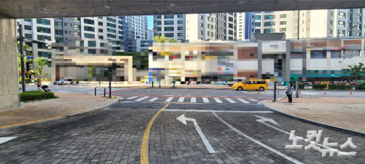 맞은편 아파트 단지 출입구에서 바라 본 A아파트 출입구와 상가건물 모습. 박창주 기자