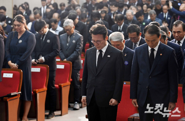 김민석 국무총리가 13일 오전 서울 동작구 현충원 현충관에서 거행된 광복 80년 만에 고국으로 돌아온 미국과 브라질, 캐나다 안장 독립유공자 6명에 대한 유해 봉환식에서 묵념하고 있다. 이번에 고국으로 돌아오는 유공자는 문양목(1995년 독립장)·김덕윤(1990년 애국장)·김기주(1990년 애족장)·한응규(1990년 애족장)·임창모(2019년 애족장)·김재은(2002년 애족장) 지사다. 정부청사사진기자단