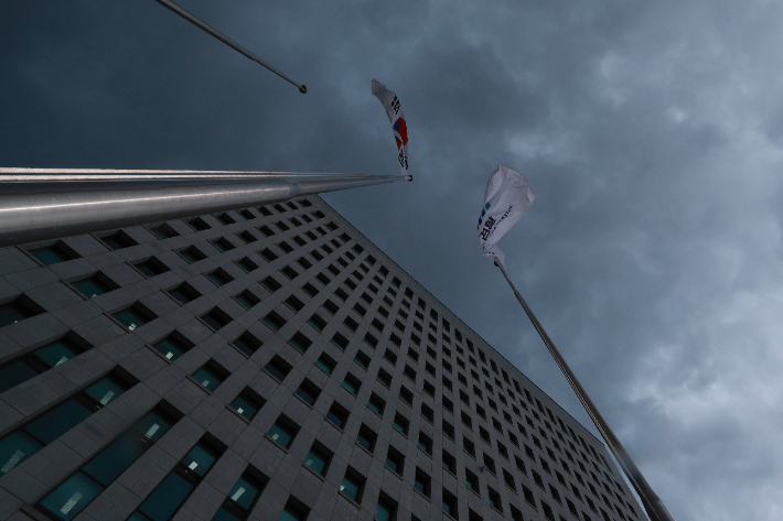 서울 서초구 대검찰청에서 바람에 나부끼는 검찰기. 연합뉴스