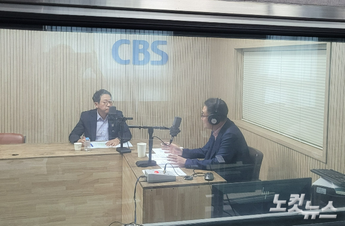 왼쪽부터 이방무 충청북도 기획조정실장, 김종현 앵커. 충북CBS