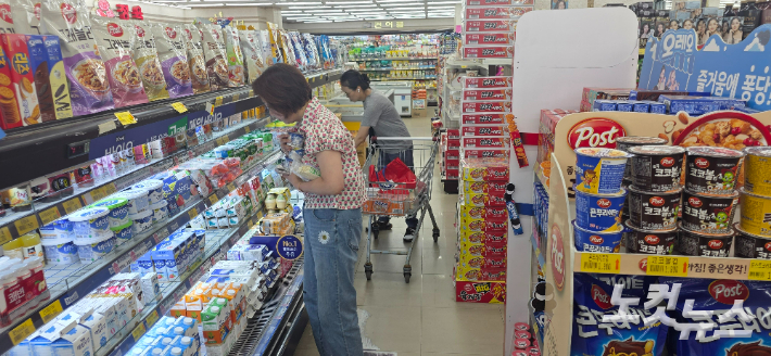서울 양천구의 한 마트 유제품 코너에서 장을 보는 시민들. 양지훈 인턴기자