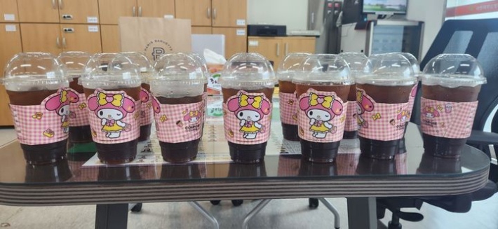 세종시의 한 고등학생이 소비쿠폰을 이용해 세종북부소방서에 두고 간 커피. 세종시 제공