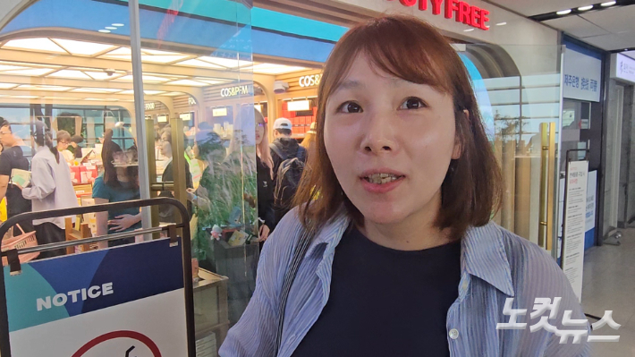 제주 향토기업 제품을 구매한 중국인 관광객 짜오민씨. 고상현 기자