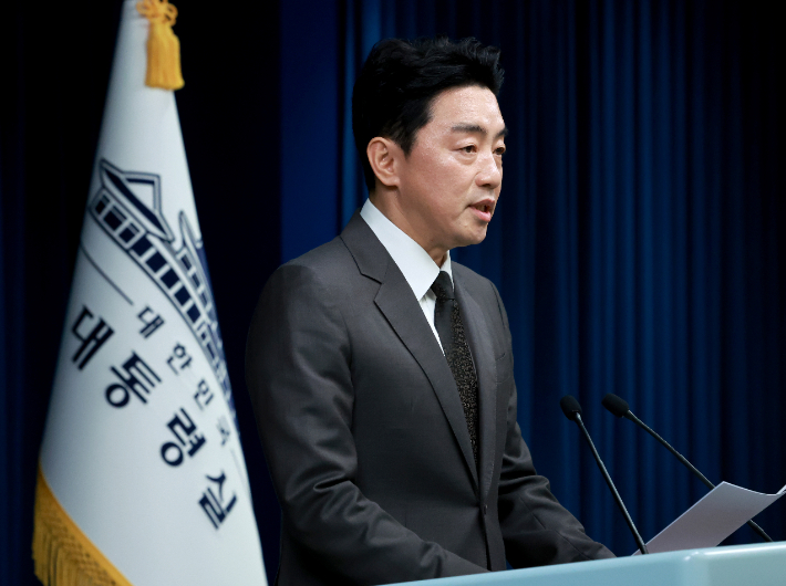 강훈식 대통령비서실장이 13일 서울 용산 대통령실 청사에서 장관급 등에 대한 인사브리핑을 하고 있다. 연합뉴스