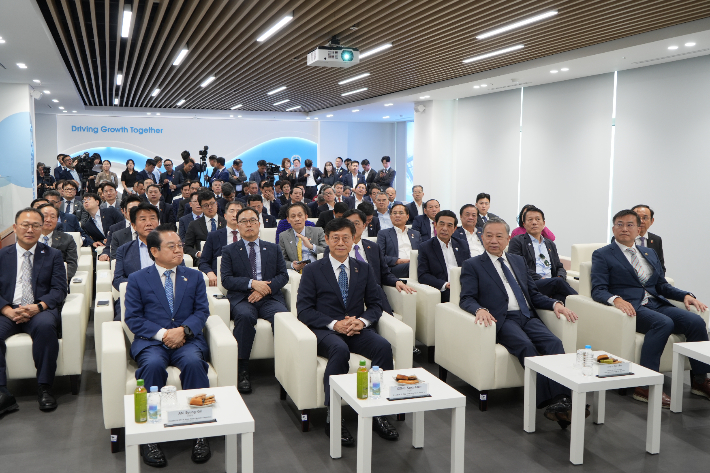 베트남의 최고 지도자인 또 럼(To Lam) 당 서기장이 13일 부산항 신항을 찾아 국내 최초 완전 자동화터미널 운영 현황을 살펴보고 양국 항만 간 협력 확대 방안을 논의했다. 부산항만공사 제공