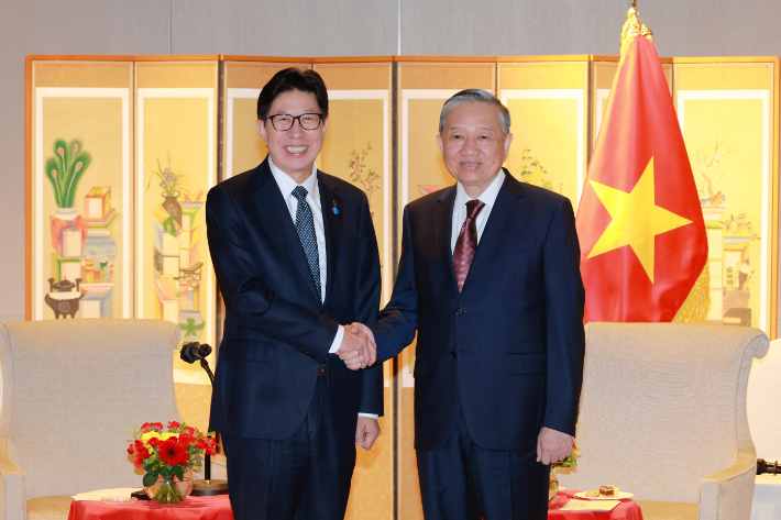 박형준 부산시장과 또럼 베트남 공산당 서기장이 기념촬영을 하고 있다. 부산시 제공