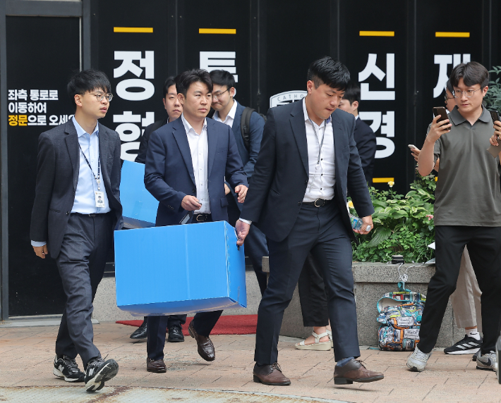 김건희 씨의 의혹들을 수사하는 민중기 특별검사팀이 11일 서울 서초구 양재동 서희건설 사옥에서 압수수색을 마친 뒤 압수품을 옮기고 있다. 연합뉴스