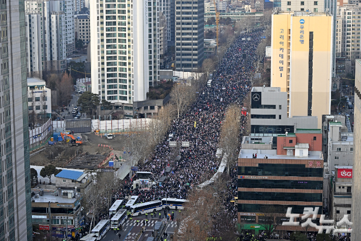 지난 1월 서울 마포구 서울서부지방법원 인근 도로에서 윤 대통령 지지자들이 집회를 이어가고 있는 모습. 황진환 기자