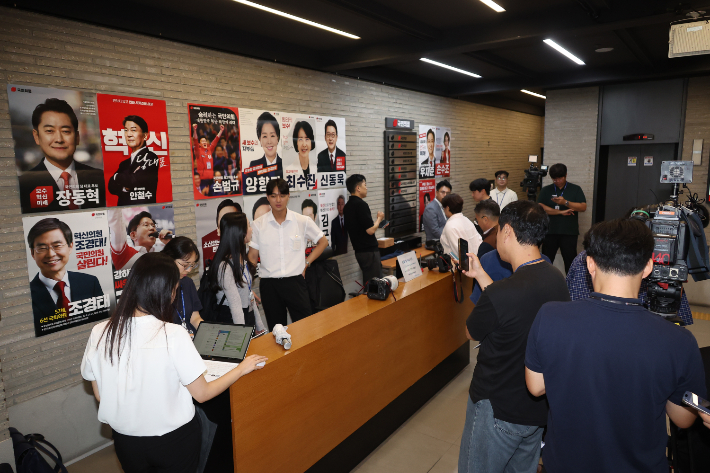 국민의힘 당사 앞 취재진      (서울=연합뉴스) 박동주 기자 = 13일 김건희특검이 압수수색 중인 서울 여의도 국민의힘 당사에서 취재진이 대기하고 있다. 2025.8.13      pdj6635@yna.co.kr (끝)   <저작권자(c) 연합뉴스, 무단 전재-재배포, AI 학습 및 활용 금지> 연합뉴스