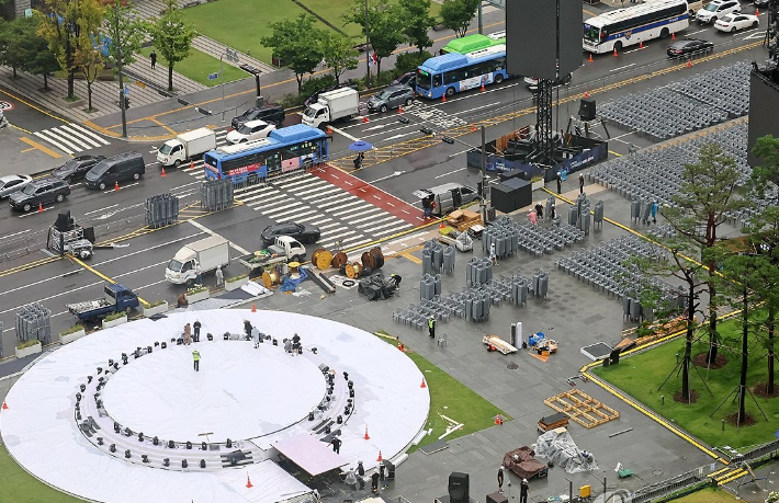 13일 광복절 행사 준비로 한창인 광화문 광장. 연합뉴스