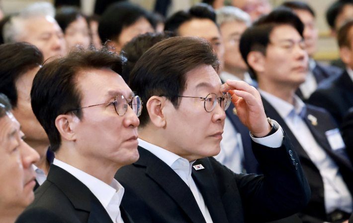 이재명 대통령이 13일 청와대 영빈관에서 열린 국정기획위원회 국민보고대회에서 국정 과제 발표를 듣고 있다. 연합뉴스