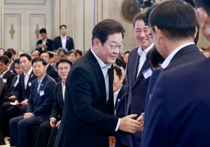 이재명 대통령이 13일 청와대 영빈관에서 열린 국정기획위원회 국민보고대회에서 참석자와 인사하고 있다. 연합뉴스