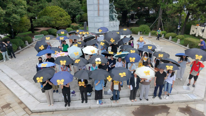 일본군 '위안부' 피해자 기림의 날을 앞둔 13일 부산 동구 초량동 정발장군 동상 앞에서 기자회견이 열린 모습. 소녀상을 지키는 부산시민행동 제공 