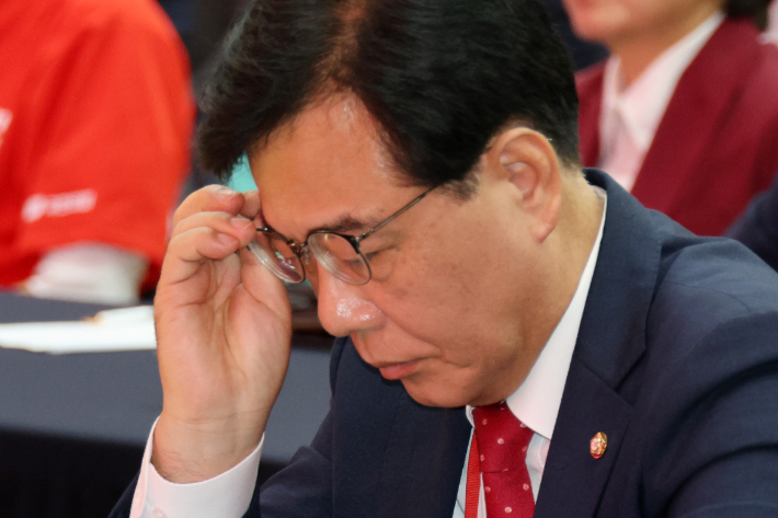 국민의힘 송언석 비상대책위원장이 13일 오후 대전 서구 배재대학교에서 열린 국민의힘 충청·호남권 합동연설회에서 휴대전화를 확인하고 있다. 연합뉴스