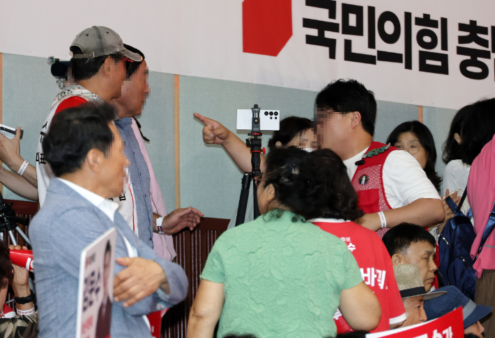 13일 오후 대전 서구 배재대학교에서 열린 국민의힘 충청·호남권 합동연설회에서 지지자들 사이의 마찰이 벌어지고 있다. 연합뉴스