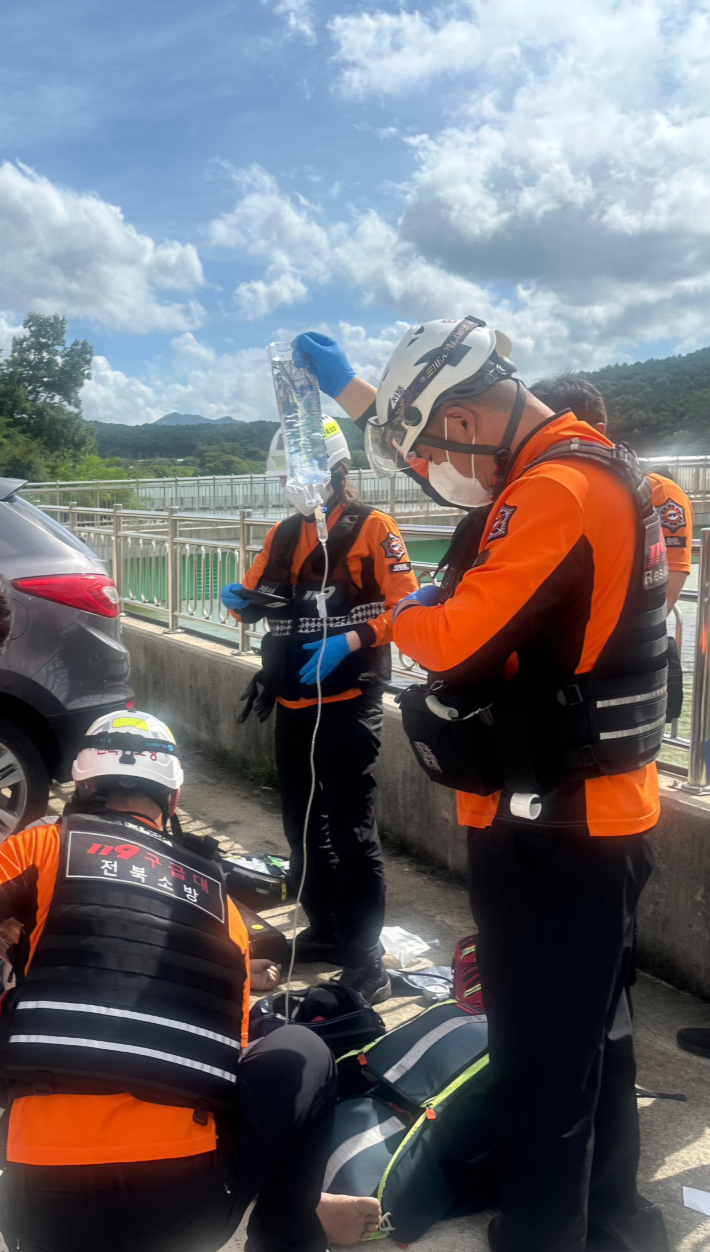 13일 오후 3시 27분쯤 전북 고창군의 한 저수지에서 말벌에 쏘인 A(50대)씨가 심정지 상태로 병원에 이송됐다. A씨는 이송 중에 호흡을 되찾은 것으로 확인됐다. 전북소방본부 제공