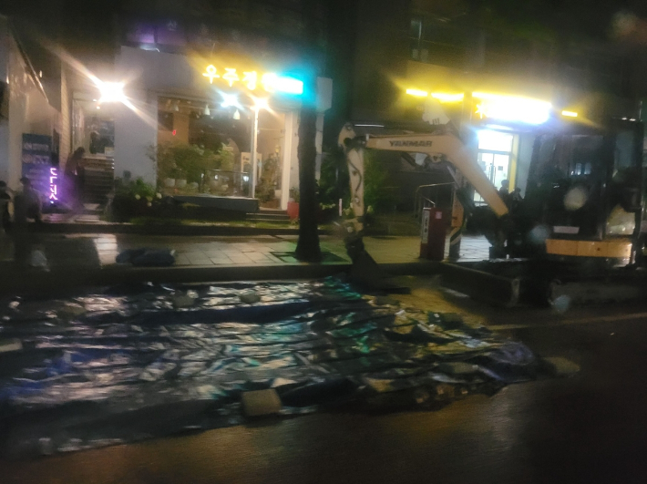 서울 종로구서 폭우로 포트홀 5개 발생…차량 통제 중