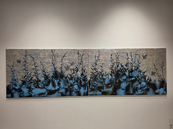 한기창, '뢴트겐의 정원', 캔버스 한지위에 자개 채색, 97x326cm(L)(2025). '뢴트겐의 정원', 캔버스 한지 위에 자개 채색, 97x326cm(2025). 한기창 작가 제공