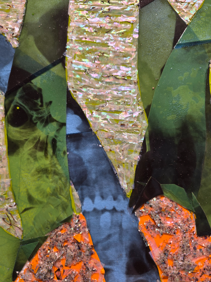 작품 속 활짝 피어난 꽃과 잎들을 가까이서 자세히 보면 손가락, 척추, 갈비뼈, 바스라진 뼈, 치아 사진들이다. 곽인숙 기자