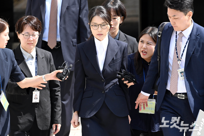 윤석열 전 대통령 부인 김건희 씨가 12일 오전 서울 서초구 서울중앙지법에서 구속 전 피의자 심문(영장실질심사)를 마치고 호송차량으로 이동하고 있다. 사진공동취재단