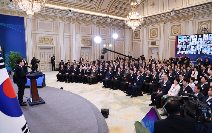 국정기획위 국민보고대회 개최     (서울=연합뉴스) 홍해인 기자 = 이재명 대통령이 13일 청와대 영빈관에서 열린 국정기획위원회 국민보고대회에서 발언하고 있다. 2025.8.13     hihong@yna.co.kr (끝)   <저작권자(c) 연합뉴스, 무단 전재-재배포, AI 학습 및 활용 금지> 연합뉴스