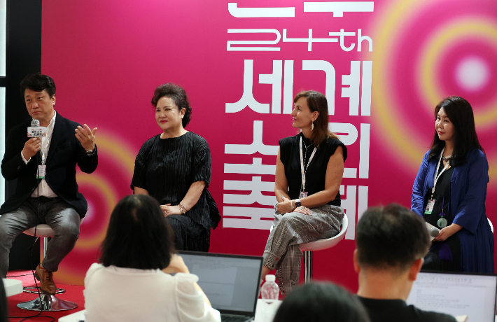 '제24회 전주세계소리축제' 개막일인 13일, 개막공연에 앞서 열린 기자회견에서 이왕준 축제 조직위원장(왼쪽)이 축제의 방향 등에 관해 설명하고 있다. 연합뉴스