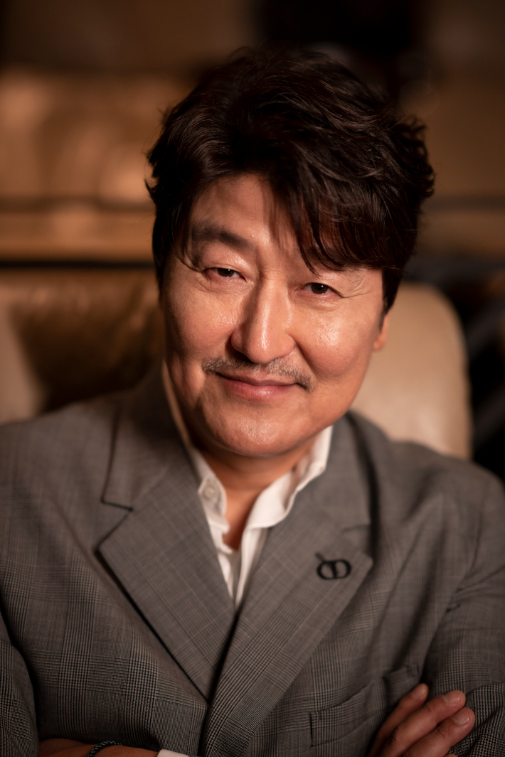 국민 배우 송강호, 지드래곤 소속사 '1호 배우' 됐다