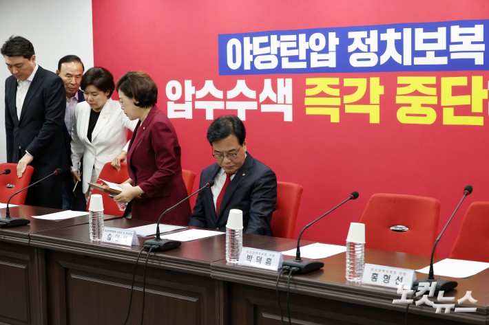 국민의힘 송언석 비상대책위원장 겸 원내대표와 지도부가 14일 서울 여의도 중앙당사에서 열린 비상대책위원회의에 참석하고 있다.