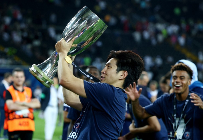 이강인 왼발, 벼랑 끝 PSG 구했다…슈퍼컵 우승 주역으로 '우뚝'
