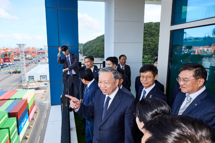13일 또 럼 베트남 당서기장(손든 사람)과 김남정 동원그룹 회장(가장 오른쪽)이 동원글로벌터미널부산 현장을 둘러보고 있다. 동원그룹 제공
