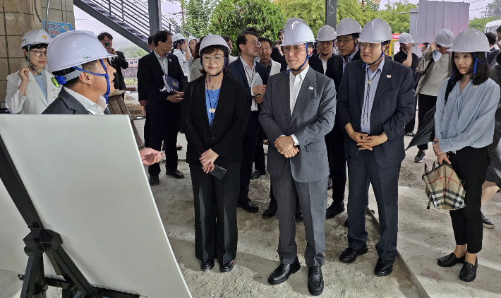 김민석 국무총리가 주낙영 경주시장, 김진아 외교부 2차관 등과 함께 경주 APEC 준비현장을 찾아 관계자의 설명을 듣고 있다. 경주시 제공