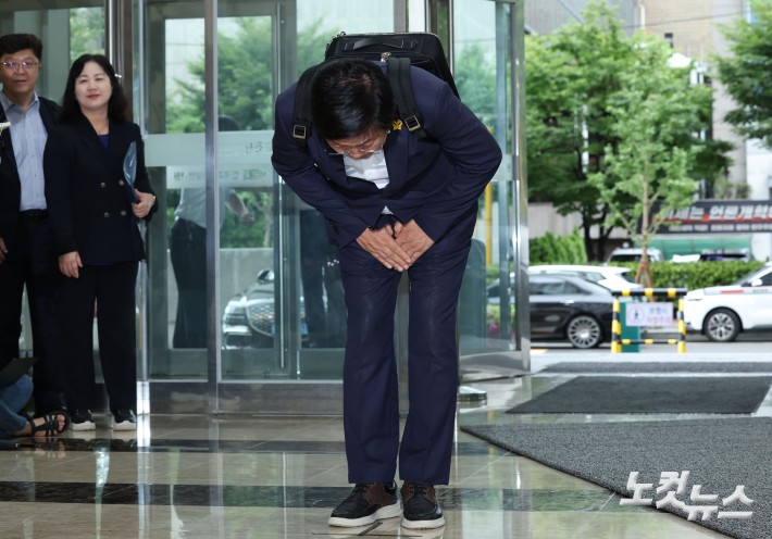 최교진 사회부총리 겸 교육부 장관 후보자가 14일오전 서울 여의도 한국교육시설안전원에 마련된 인사청문회 준비 사무실로 출근하며 지명 소감을 밝히고 있다.