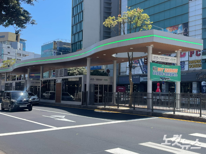 제주시 서광로 구간에 설치된 섬식정류장. 제주CBS