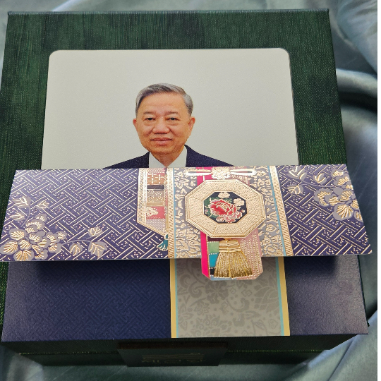 베트남 또 럼 서기장에게 전달한 제선당의 산삼정과. 경주시 제공