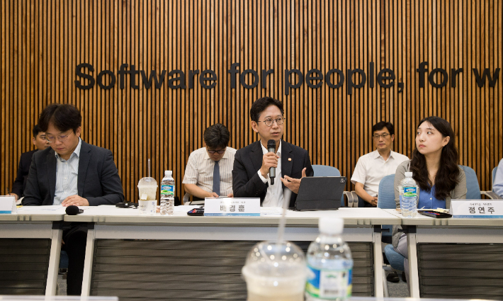 배경훈 과학기술정보통신부 장관이 14일 오전 서울 강남구 이노베이션아카데미에서 열린 'AX 인재 확보를 위한 전문가 간담회' 에서 발언하고 있다. 과기정통부 제공