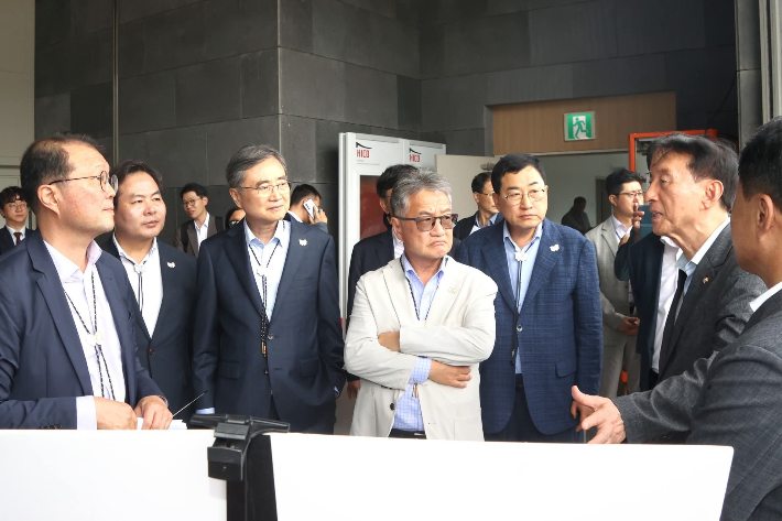 APEC 정상회의 준비 현장 점검에서 조현 외교부 장관이 김석기 국회 외통위원장의 설명을 듣고 있다. 경주시 제공