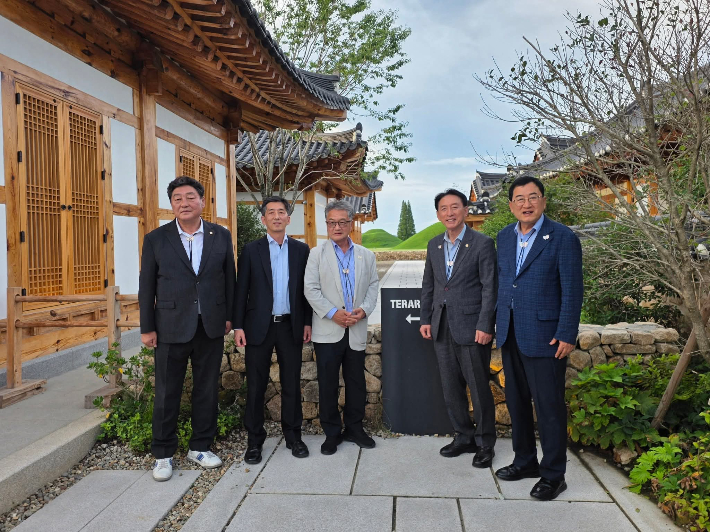 조현 장관(좌측 세 번째)과 주낙영 경주시장(우측 첫 번째), 김석기(우측 두 번째) 국회 외통위원장, 이동협 경주시의회 의장 등이 기념촬영을 하고 있다. 경주시 제공