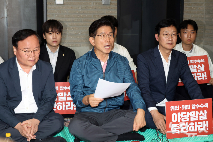 국민의힘 김문수 당대표 후보가 14일 오전 서울 여의도 중앙당사에서 김건희 특검의 당사 압수수색에 항의하며 농성을 하고 있다. 윤창원 기자