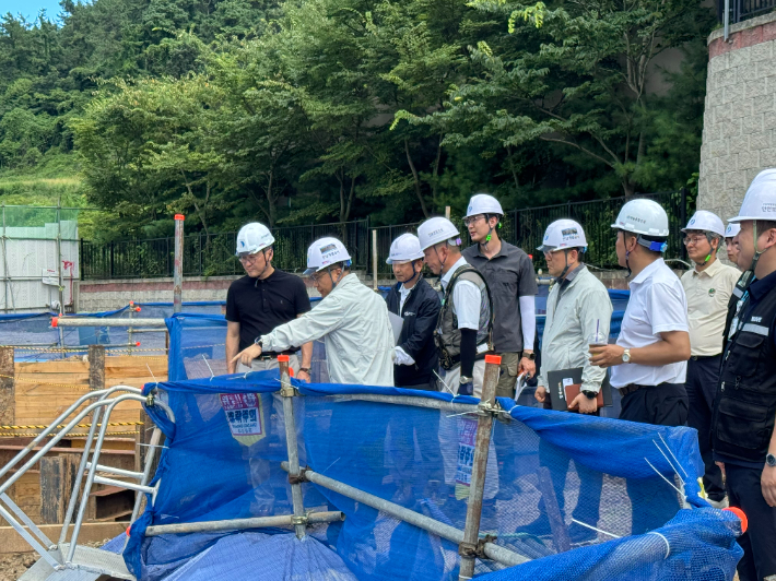 장충모 전남개발공사 사장은 지난 5일 전남형 만원 주택 진도 현장에 대한 안전 점검을 실시하고 미비점을 즉시 보완 조치하도록 주문했다. 전남개발공사 제공