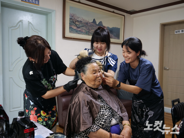 전주 사랑의교회 성도들이 이미용 봉사를 하고 있다.