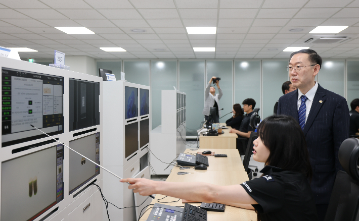 이명구 관세청장이 14일 인천본부세관에서 직원의 적발시스템 관련 설명을 듣고 있다. 관세청 제공