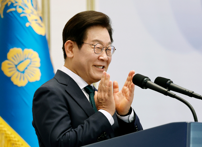 이재명 대통령이 14일 청와대 영빈관에서 열린 '광복 80주년, 대통령의 초대' 행사에서 독립유공자 후손 및 참석자들을 향해 박수를 보내고 있다. 연합뉴스